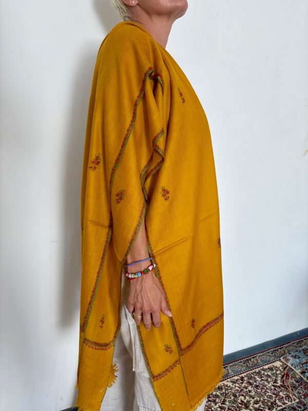 Botidar Sozni Pashmina Stole — Saffron golden
